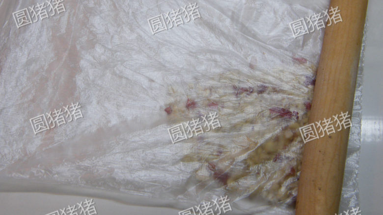 香辣手撕鸡--懒人也可做美味,白芝麻和花生仁用小火炒香,或是放入微波炉内高火一分钟叮熟,凉后把花生仁用擀面棍碾碎。