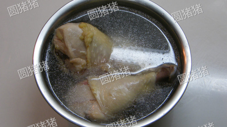 香辣手撕鸡--懒人也可做美味,把鸡腿取出用凉水冲一下,再放入事先准备好的冰水中浸泡二十分钟。
