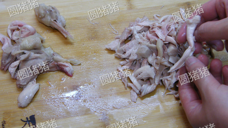 香辣手撕鸡--懒人也可做美味,取出沥干水,用手撕成条。