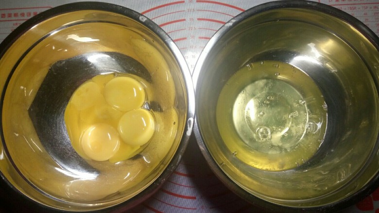波点蛋糕卷,蛋黄和蛋白分离(可以借助分蛋器),装蛋清的盆里一定要保证无水无油,而且蛋清内一定不能掺一点点蛋黄,否则后面很难打发。