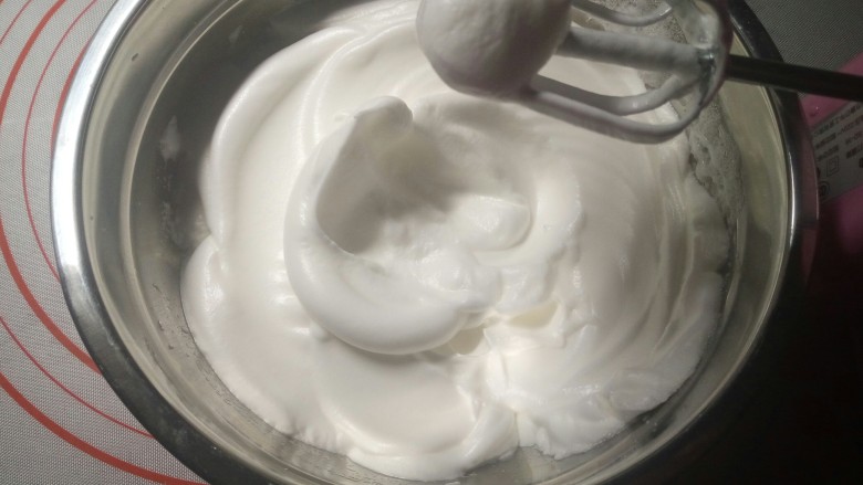 波点蛋糕卷,打发至能拉出弯钩的湿性发泡状态就好了,做蛋糕卷不用打发太硬。