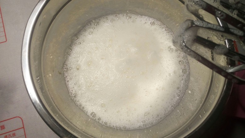 波点蛋糕卷,接下来就是打发蛋白的过程:首先蛋清盆里滴入几滴<a style='color:red;display:inline-block;' href='/shicai/ 780'>香草精</a>或者柠檬汁,目的是稳定蛋白和去腥。然后电动打蛋器调至低速进行打发,当出现大眼鱼泡时加入1/3准备好的细砂糖继续打发。