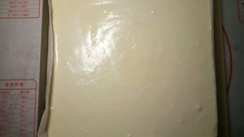 波点蛋糕卷,用刮板刮平,在桌子上震几下,震出气泡。烤箱预热170度,中层上下火烤20分钟。