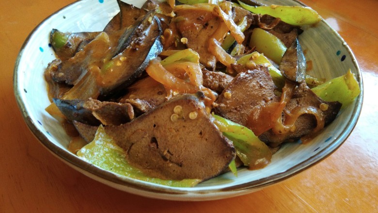 家常菜【青椒炒猪肝】,倒在提前准备好的盘子里,这道青椒炒猪肝就好了,味道和饭店的一样。