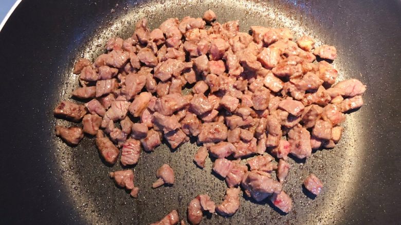 红椒炒牛肉粒,大火爆炒至变色马上捞出备用。