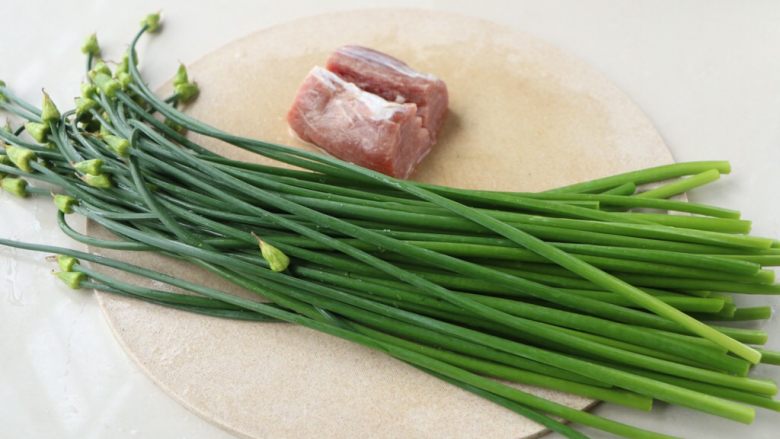 韭花炒肉丝,准备食材;