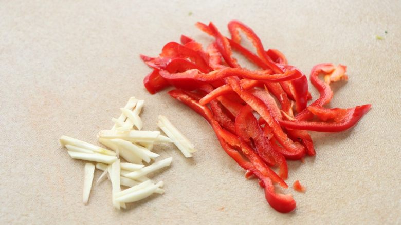 韭花炒肉丝,可以搭配些红椒丝,<a style='color:red;display:inline-block;' href='/shicai/ 2794'>大蒜</a>切成丝;