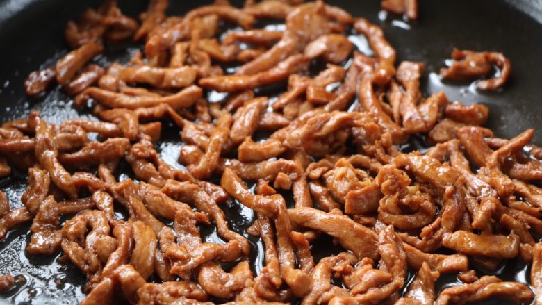 韭花炒肉丝,锅内放适量的色拉油,放入肉丝翻炒至变色盛出备用;