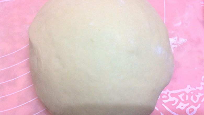虾肉韭菜发面饼,面发好,取出揉成光滑面团