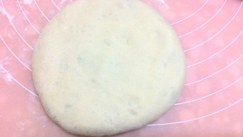 虾肉韭菜发面饼,放案上用手轻轻按扁,如图