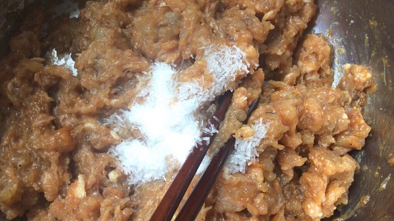 虾肉韭菜发面饼,肉末中加入少许盐,<a style='color:red;display:inline-block;' href='/shicai/ 717'>味精</a>搅拌均匀