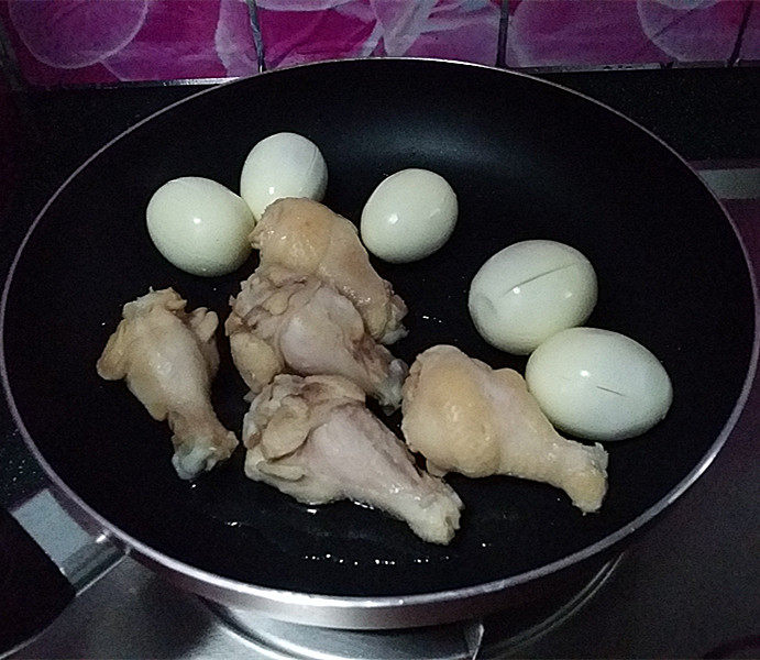 照晓鸡腿烩鸡蛋,留底油:放入鸡蛋和鸡翅根