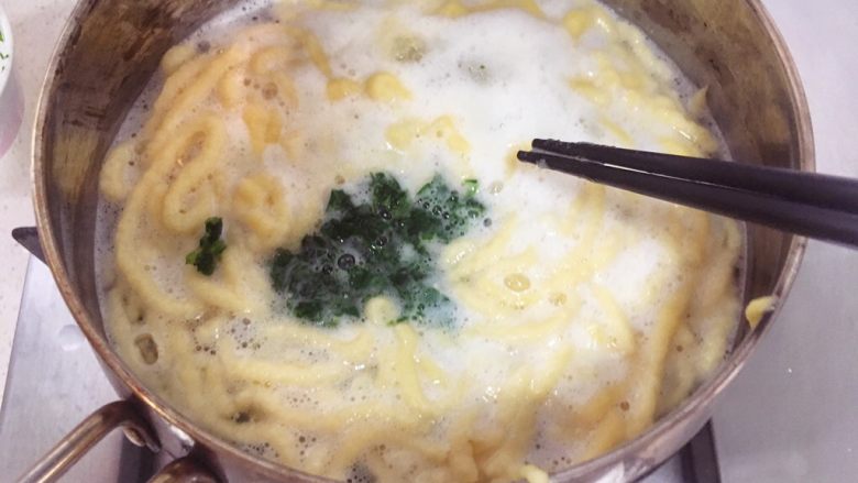 宝宝辅食9M➕:青菜鳕鱼面线,最后把青菜叶碎倒进锅里,再煮一分钟即可