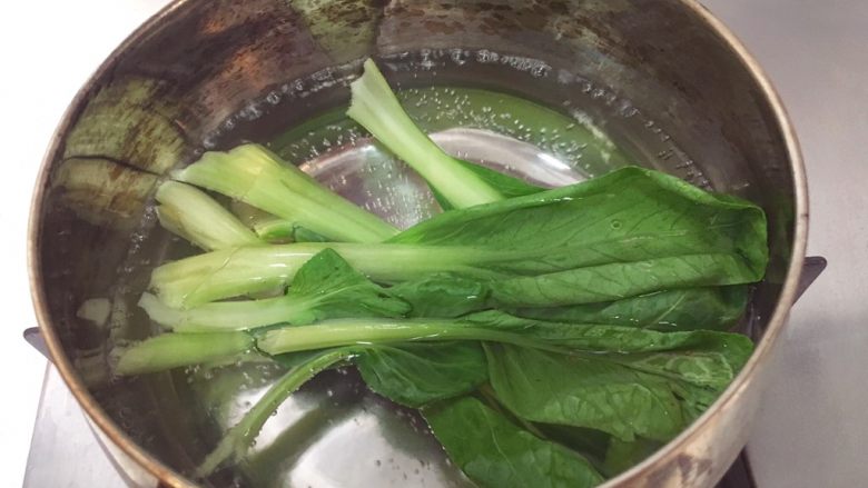宝宝辅食9M➕:青菜鳕鱼面线,锅中水烧开,滴几滴植物油,把<a style='color:red;display:inline-block;' href='/shicai/ 3517'>青菜</a>叶放进焯水半分钟捞出
