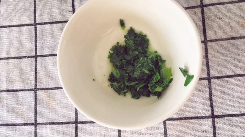 宝宝辅食9M➕:青菜鳕鱼面线,将青菜叶切碎备用