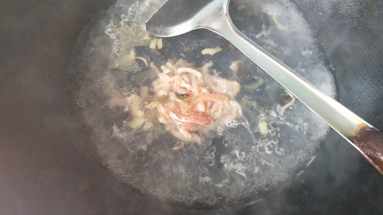 芹菜叶皮蛋瘦肉汤,放入瘦肉,用刚才搅动一下,放适量的盐。