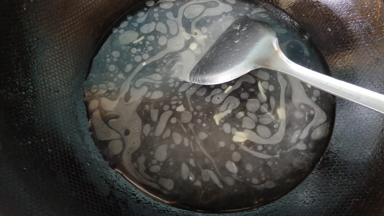芹菜叶皮蛋瘦肉汤,放一碗清水,烧开。