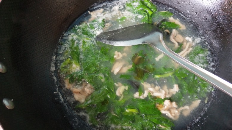芹菜叶皮蛋瘦肉汤,放<a style='color:red;display:inline-block;' href='/shicai/ 756'>鸡精</a>,小麻油。
