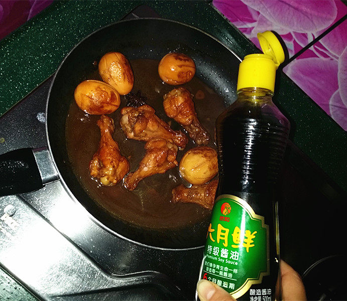 照晓鸡腿烩鸡蛋,炖至完全上色、且汤汁不多时,滴少许特级酱油提鲜