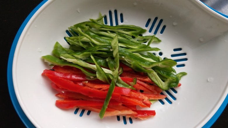 茭白炒肉丝,青椒,红椒切丝。