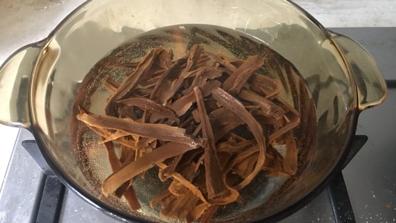 干竹笋回锅肉,用沸水泡发后的竹笋,只需要5分钟左右就完全煮熟,捞出沥干水分备用。