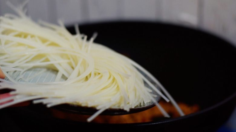 肉末粉条,放入粉条,翻炒均匀