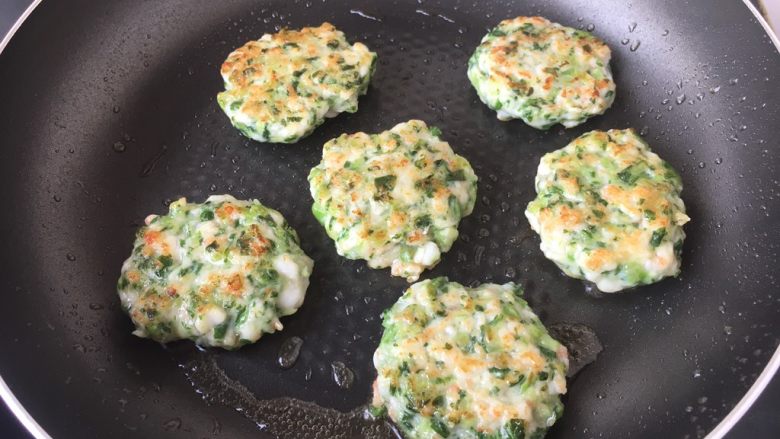 鲜虾油菜饼,将鲜虾油菜饼煎至两面金黄色即可。