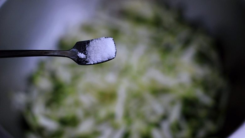 记忆中的角瓜鸡蛋饼,在擦好丝的角瓜里,加入适量的盐,腌制20分钟左右,记得不要把盐放的太多哟,因为一会腌制的角瓜丝的水不用倒掉的,会加在<a style='color:red;display:inline-block;' href='/shicai/ 519'>面粉</a>里面一起烙饼用的哟;