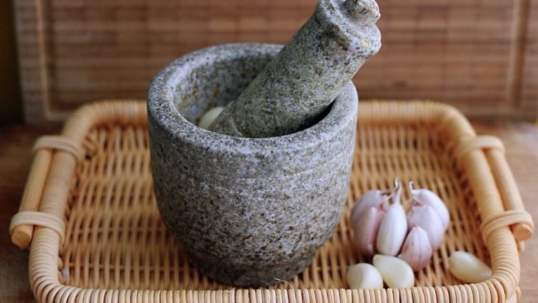 记忆中的角瓜鸡蛋饼,把大蒜去皮后、用蒜碾子碾成泥状后、倒入味极鲜和<a style='color:red;display:inline-block;' href='/shicai/ 3738'>芝麻油</a>调味即可;