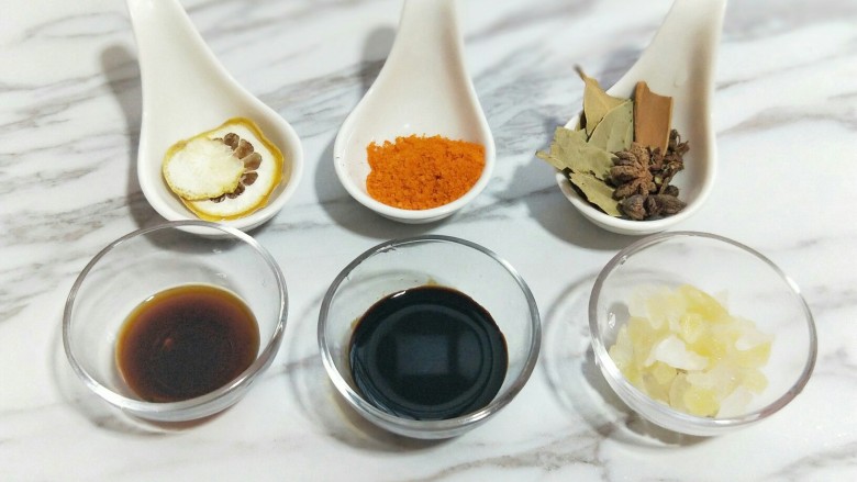 鹌鹑蛋这样做,味道独特,儿子很爱吃,一口一个停不下来!,准备调料:柠檬最好选用干<a style='color:red;display:inline-block;' href='/shicai/ 2880'>柠檬片</a>,<a style='color:red;display:inline-block;' href='/shicai/ 866'>冰糖</a>可以根据个人口感来放。烤肉料我是在超市买的阿尔良烤肉料,(肉料粉里加入少许纯净水调成糊状)放了这个调味料做出来的口感家人特别喜欢,香浓的鹌鹑蛋中带有烤肉的味道!