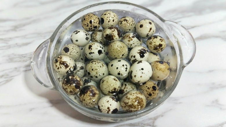 鹌鹑蛋这样做,味道独特,儿子很爱吃,一口一个停不下来!,<a style='color:red;display:inline-block;' href='/shicai/ 12'>鹌鹑蛋</a>洗干净。