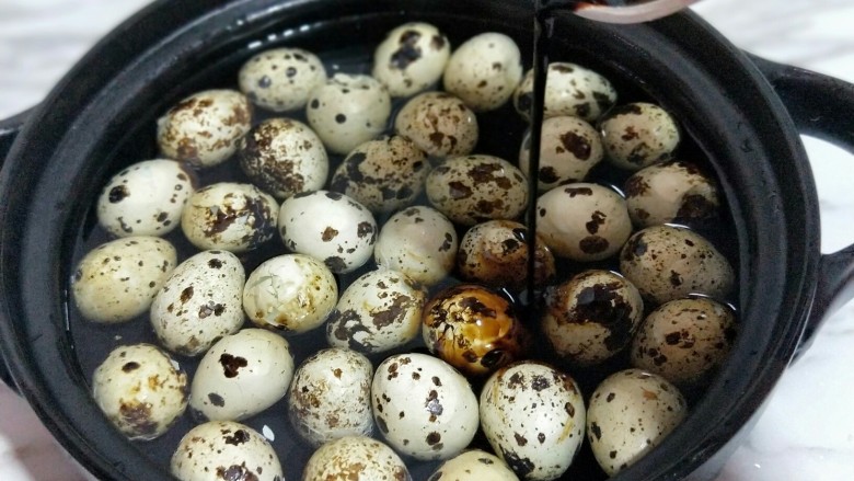 鹌鹑蛋这样做,味道独特,儿子很爱吃,一口一个停不下来!,加入老抽。