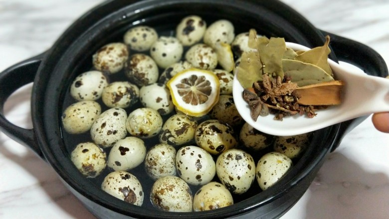 鹌鹑蛋这样做,味道独特,儿子很爱吃,一口一个停不下来!,加入香料。
