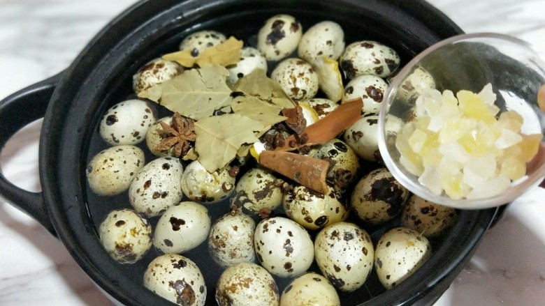 鹌鹑蛋这样做,味道独特,儿子很爱吃,一口一个停不下来!,加入冰糖。