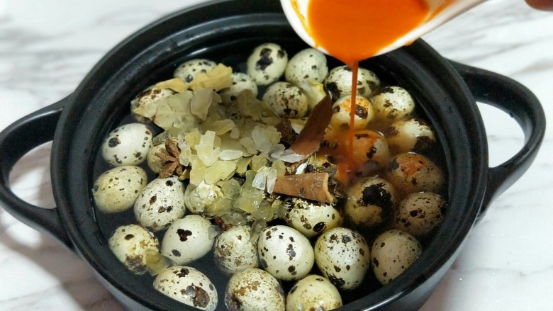 鹌鹑蛋这样做,味道独特,儿子很爱吃,一口一个停不下来!,最后把调好的烤肉料倒入锅中。