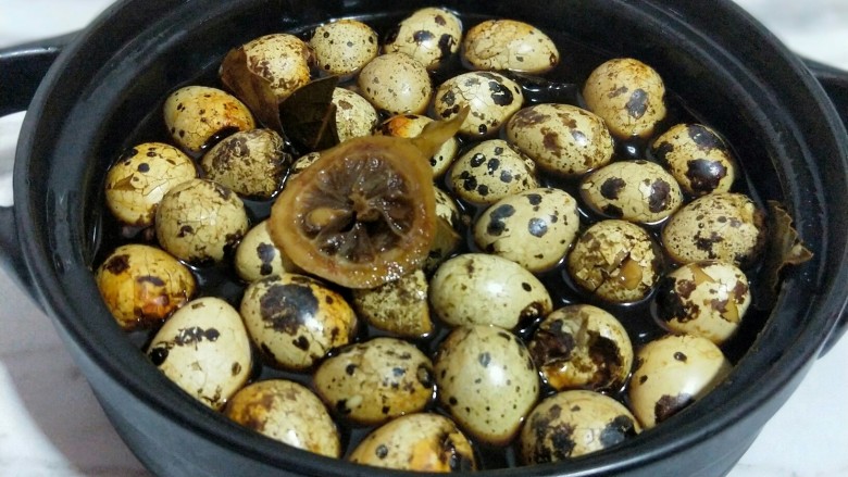 鹌鹑蛋这样做,味道独特,儿子很爱吃,一口一个停不下来!,这样鹌鹑蛋就好了,刚煮出来的鹌鹑蛋味道并不是很入味,放入器具中,(最好用玻璃密封罐)晾凉放入冰箱冷藏室,10-12时候取出来即可食用,这样才会更入味呦