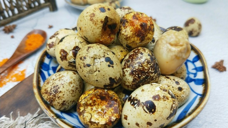 鹌鹑蛋这样做,味道独特,儿子很爱吃,一口一个停不下来!,吃的时候取出来,剥皮即可开吃。