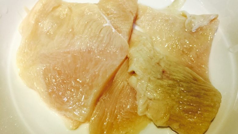 香煎鸡胸肉,鸡胸肉洗干净,切成2块