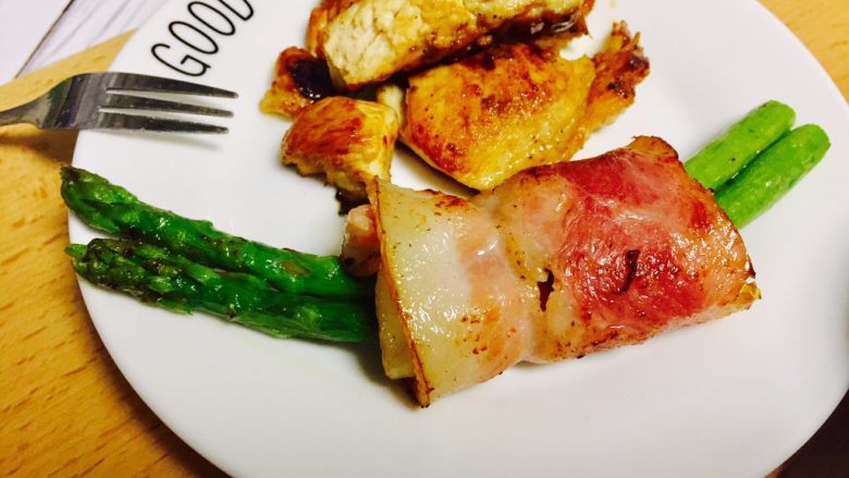 香煎鸡胸肉,摆盘~香煎鸡胸肉新鲜出炉,美味又营养