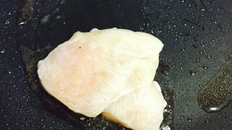香煎鸡胸肉,放进鸡胸肉,单面煎3分钟