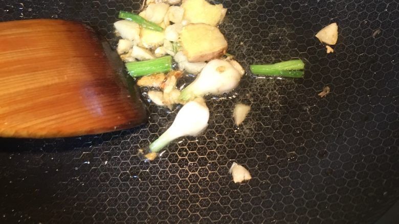 豆瓣鱼,煎鱼的油倒掉,锅洗净,热油,放入切好的姜、葱蒜末爆香。