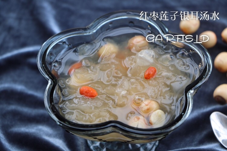 红枣莲子银耳糖水,好吃的红枣莲子银耳就做好了,放凉放入冰箱冷藏味道更佳