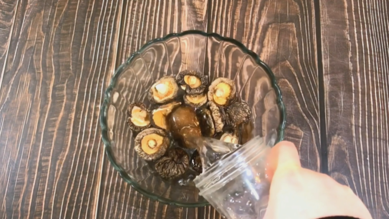 滋补的鸡汤,香菇加清水 泡1小时(香菇可以适量的放)