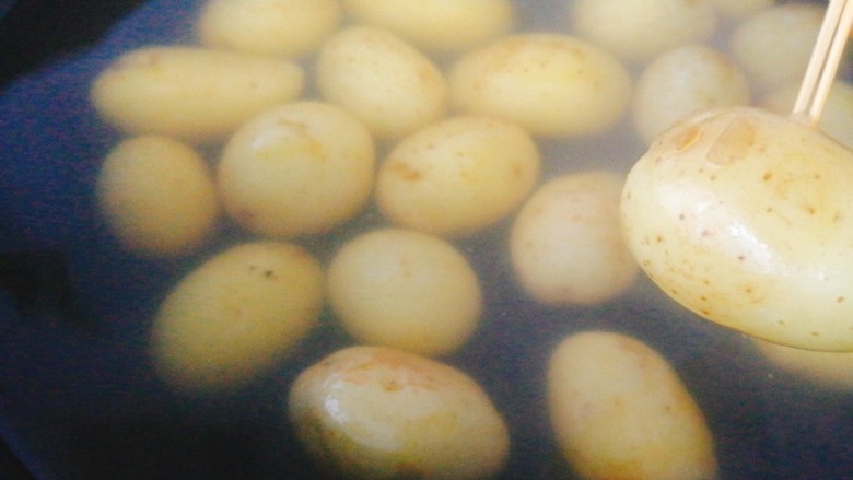 孜然小土豆,土豆煮熟,能轻松插入即可