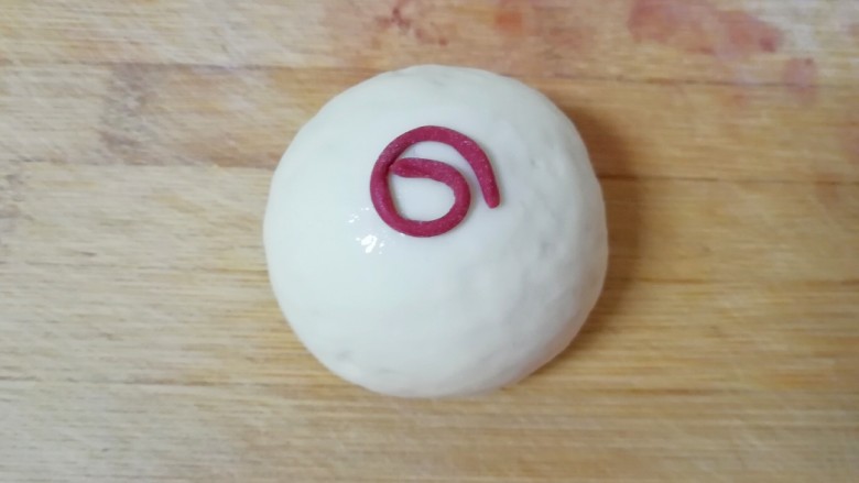 阳光大馒头,取一个大馒头胚,上面抹上水,用红色的细面条在上面摆成螺旋状,做成太阳。