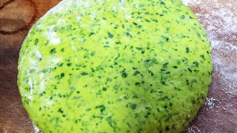 菠菜锅盔,面发好后再加一点面粉,放适量苏打粉(不用化水),把面团揉光滑