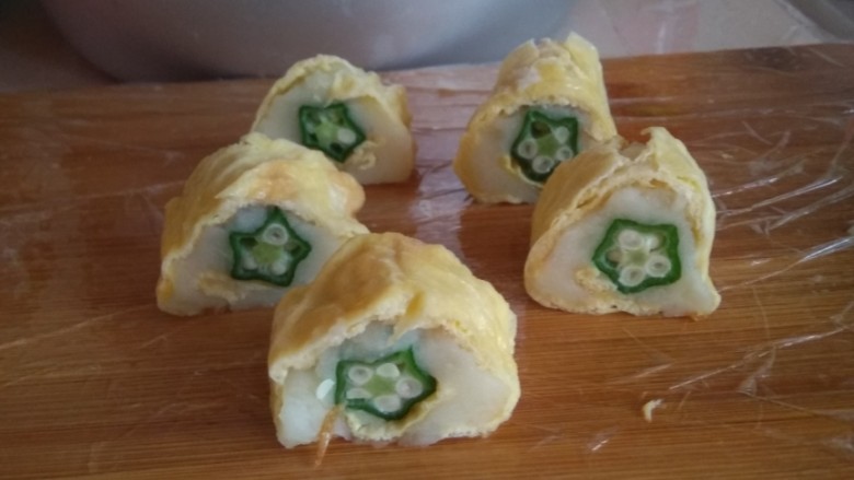 土豆秋葵蛋卷,都卷好了,切成一块块装碟,就完成了。