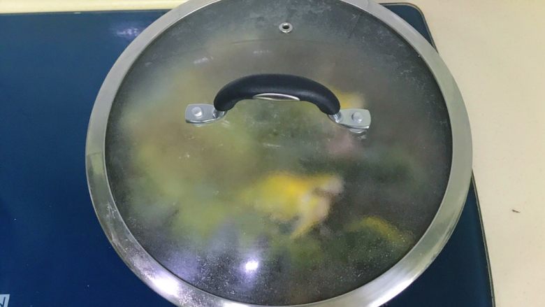笋干菜烧昂刺鱼,加盖大火煮一会儿,大约三到四分钟