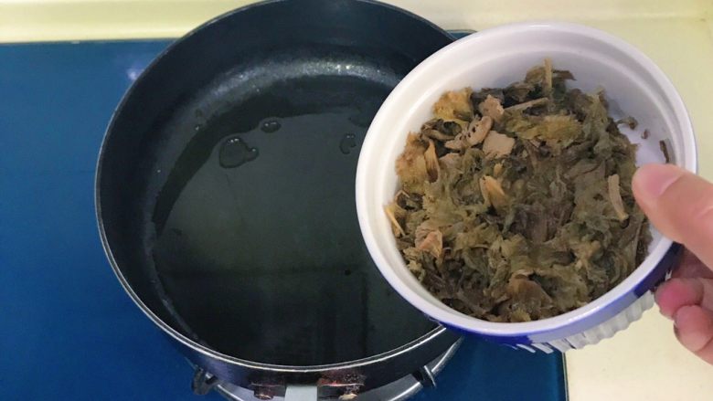 笋干菜烧昂刺鱼,热锅冷油,把泡好的笋干菜沥干水分倒入翻炒,注意泡过的水千万别倒掉,等下要用到