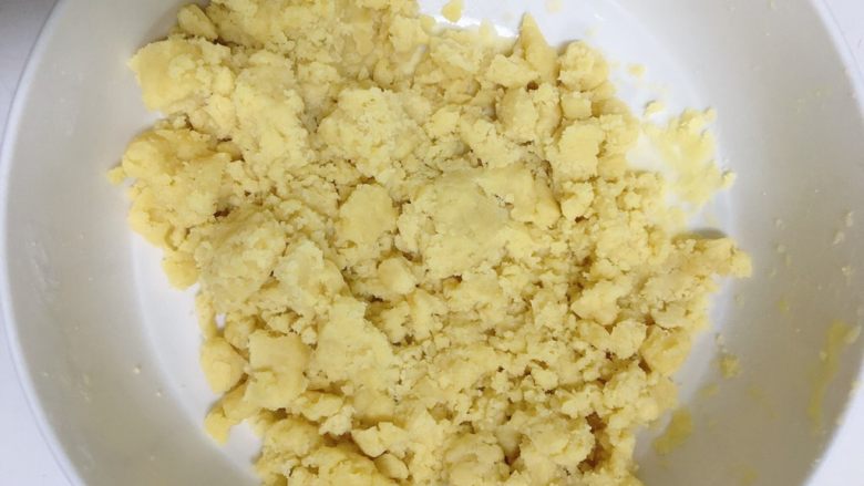 不用开酥酥的掉渣的黑芝麻蛋黄酥,用手抓匀,让黄油融入低筋面粉中去
